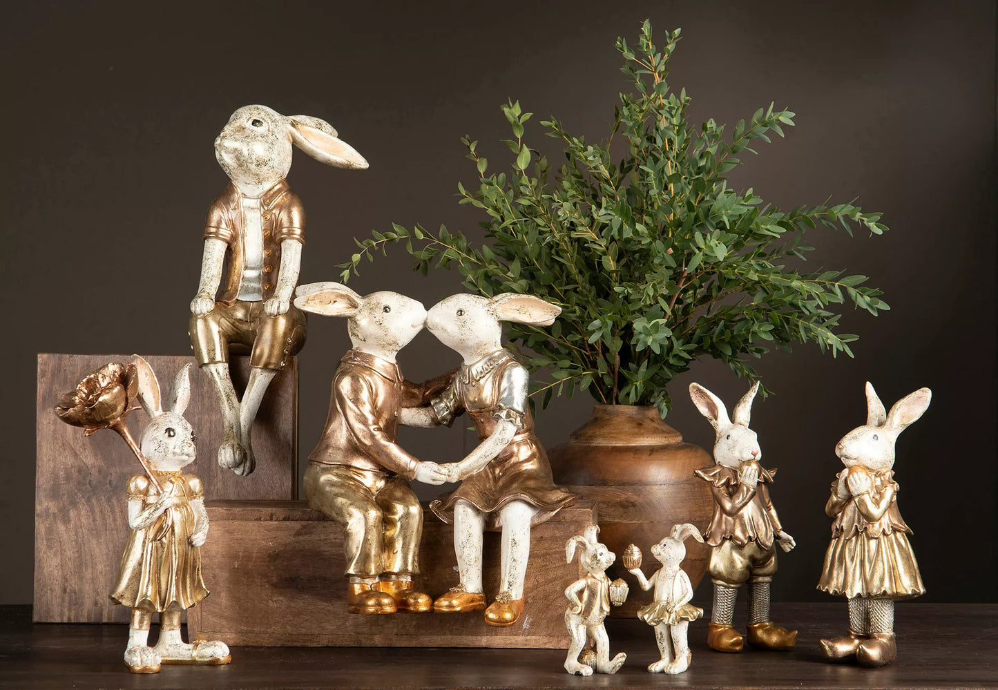 Dekorativ kaningfigur (jente) med egg