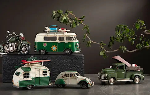 Citroën med campingvogn – dekor i grønn og hvit metall