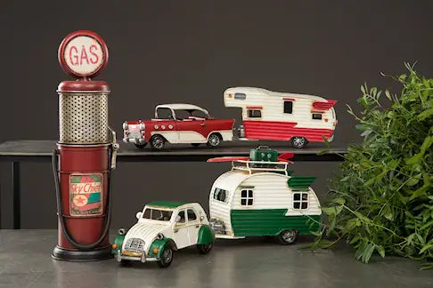 Citroën med campingvogn – dekor i grønn og hvit metall