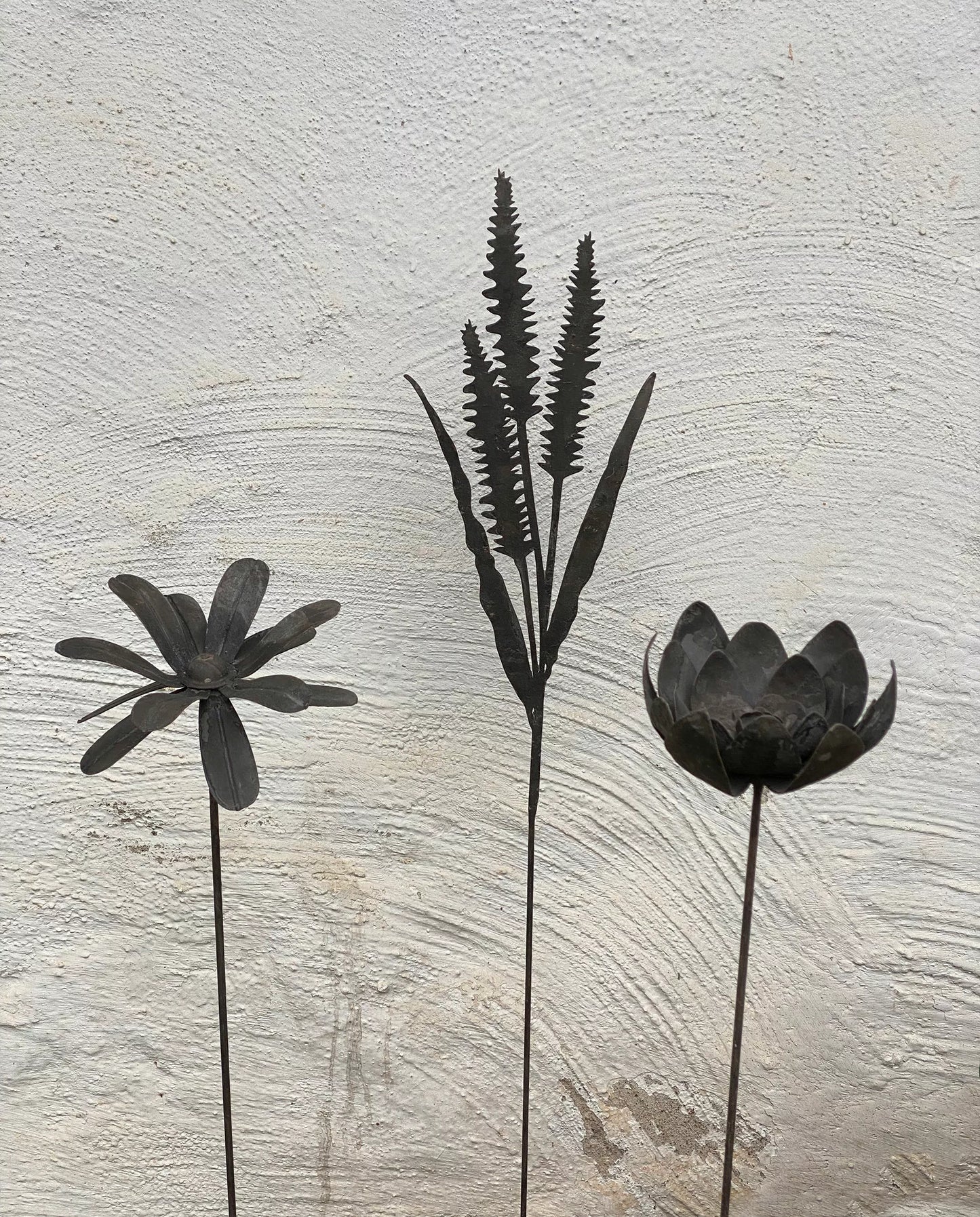 Dekorativ Hagepinne i Metall med Blomst motiv – Rustikk Hagedekor