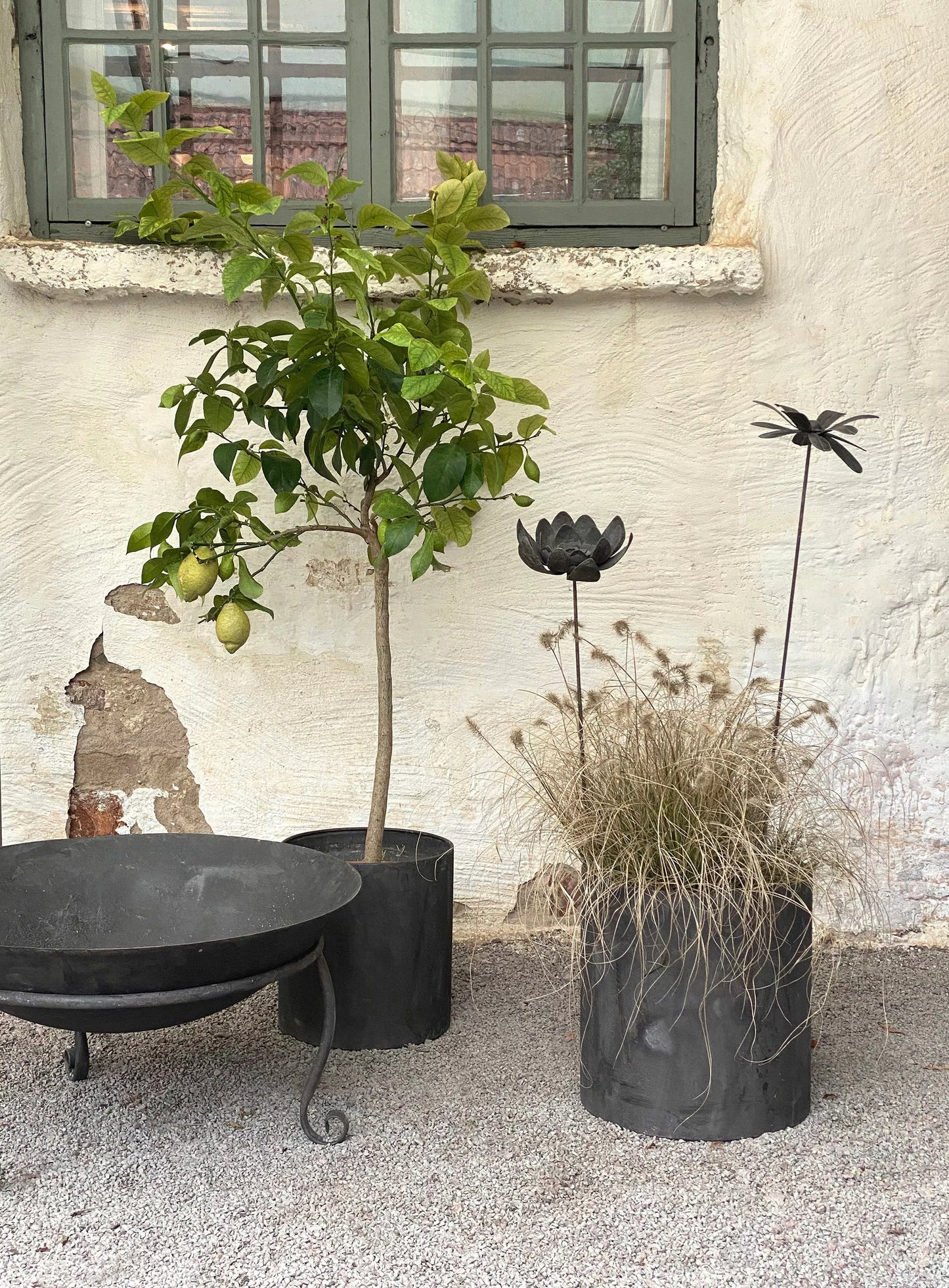 Dekorativ Hagepinne i Metall med Blomst motiv – Rustikk Hagedekor