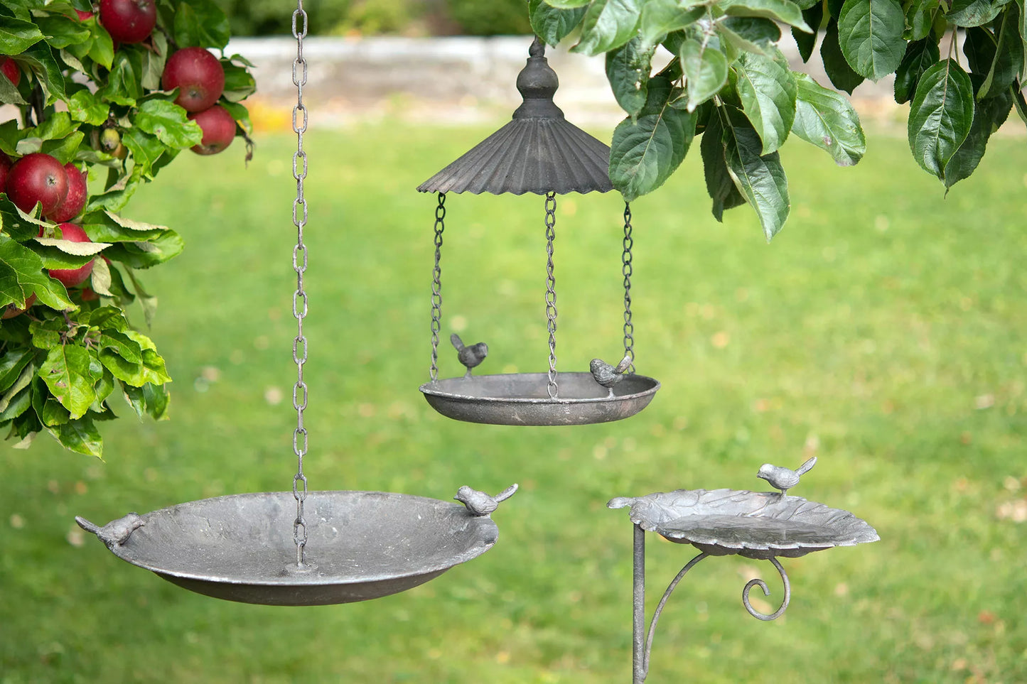 Elegant Fuglebad på Fot i Rustikk Metall – Bladdesign med Fuglemotiv