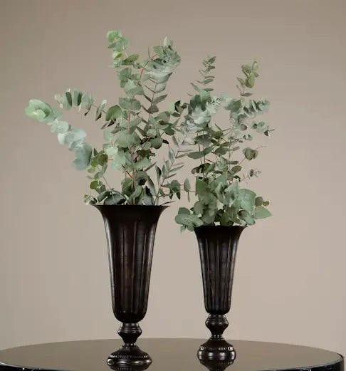Høy vase på fot – antikk brun metall, 42 cm