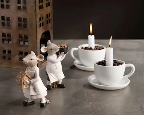 Lysestake formet som kaffekopp – kremfarget