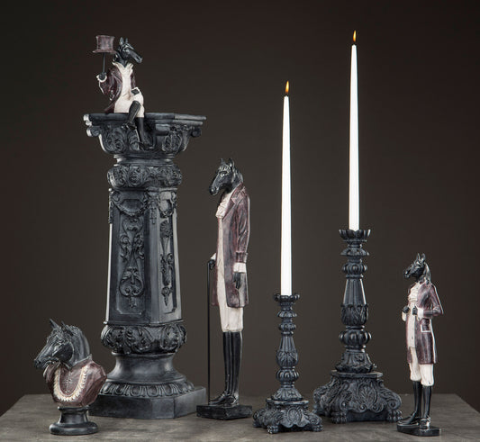 Skulptur Hest med Kavaj – Klassisk eleganse med et tvist 42cm