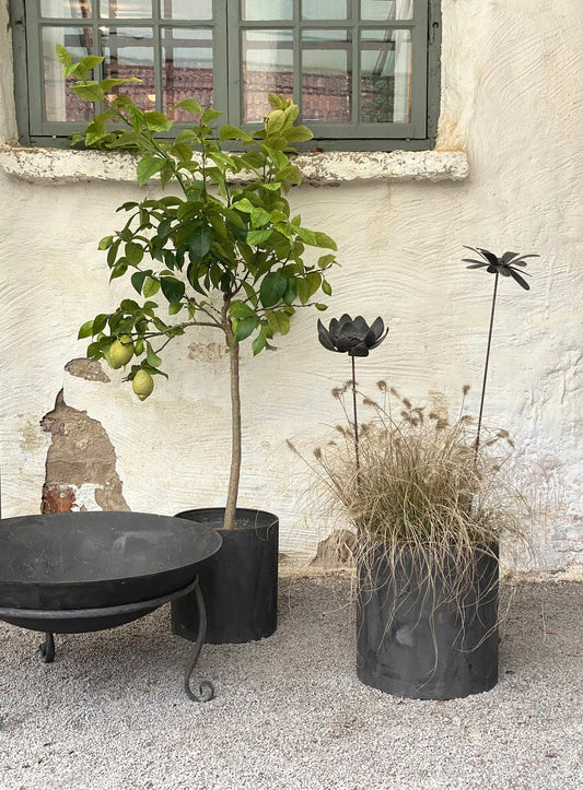 Dekorativ Hagepinne i Metall med Blomst motiv – Rustikk Hagedekor