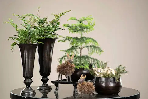 Høy vase på fot – antikk brun metall, 42 cm
