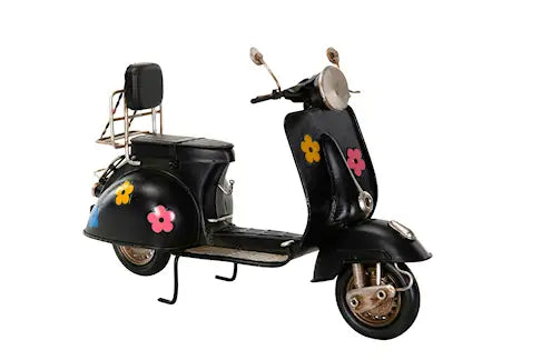 Vespa med blomster i sort metall – dekorasjon med retro sjarm