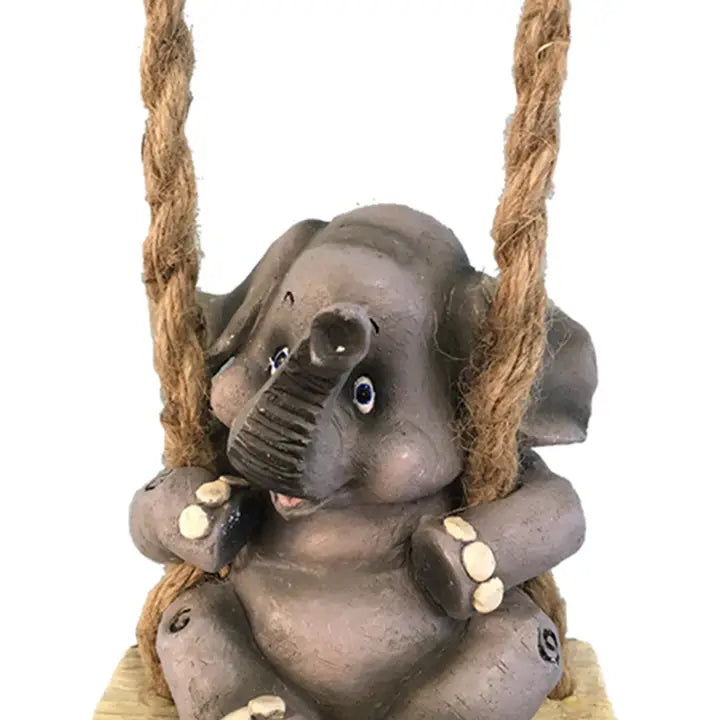 Nora på husken – en liten elefant med stort hjerte